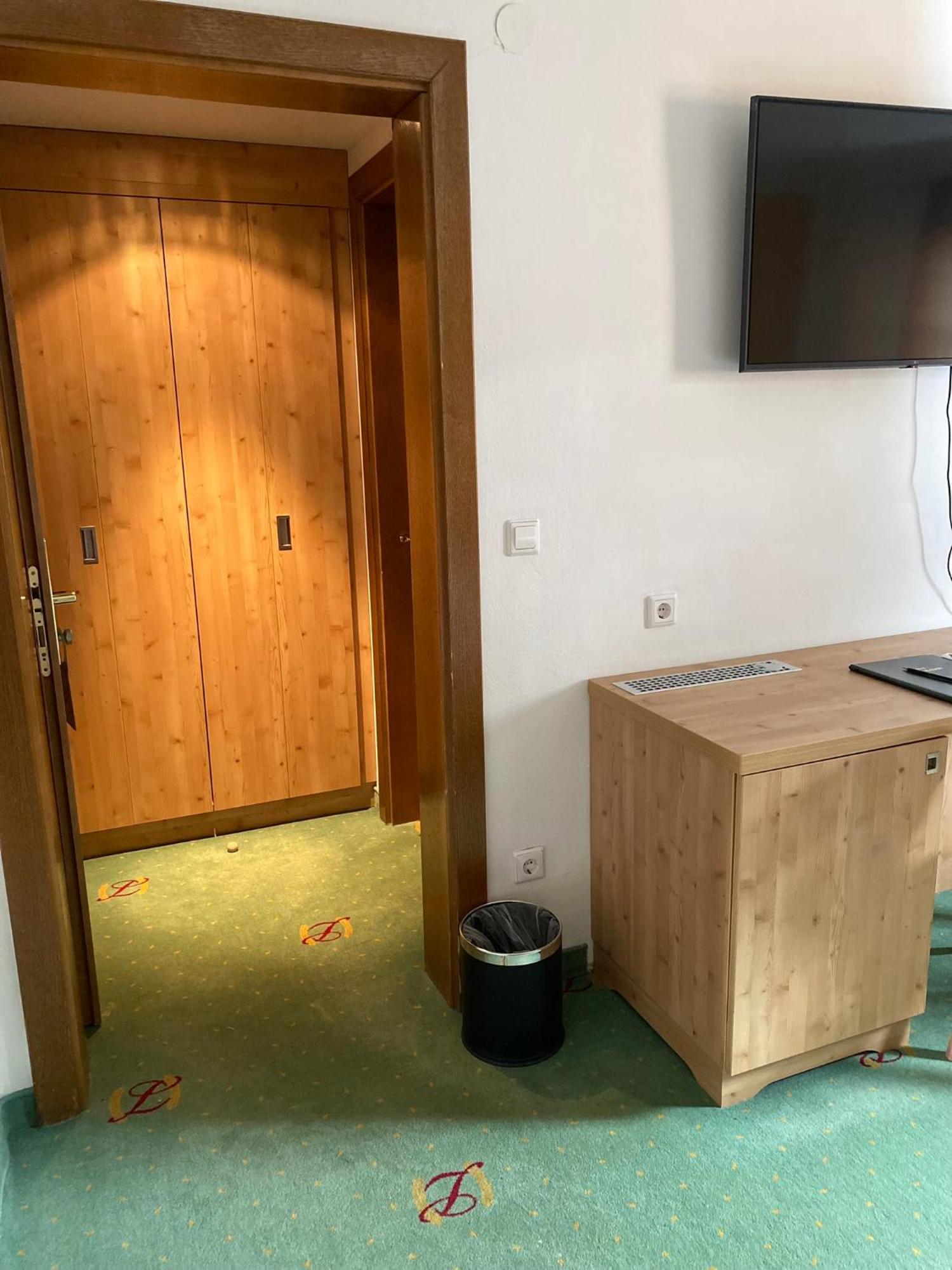 Hotel Gruenwaldkopf オーバータウエルン エクステリア 写真