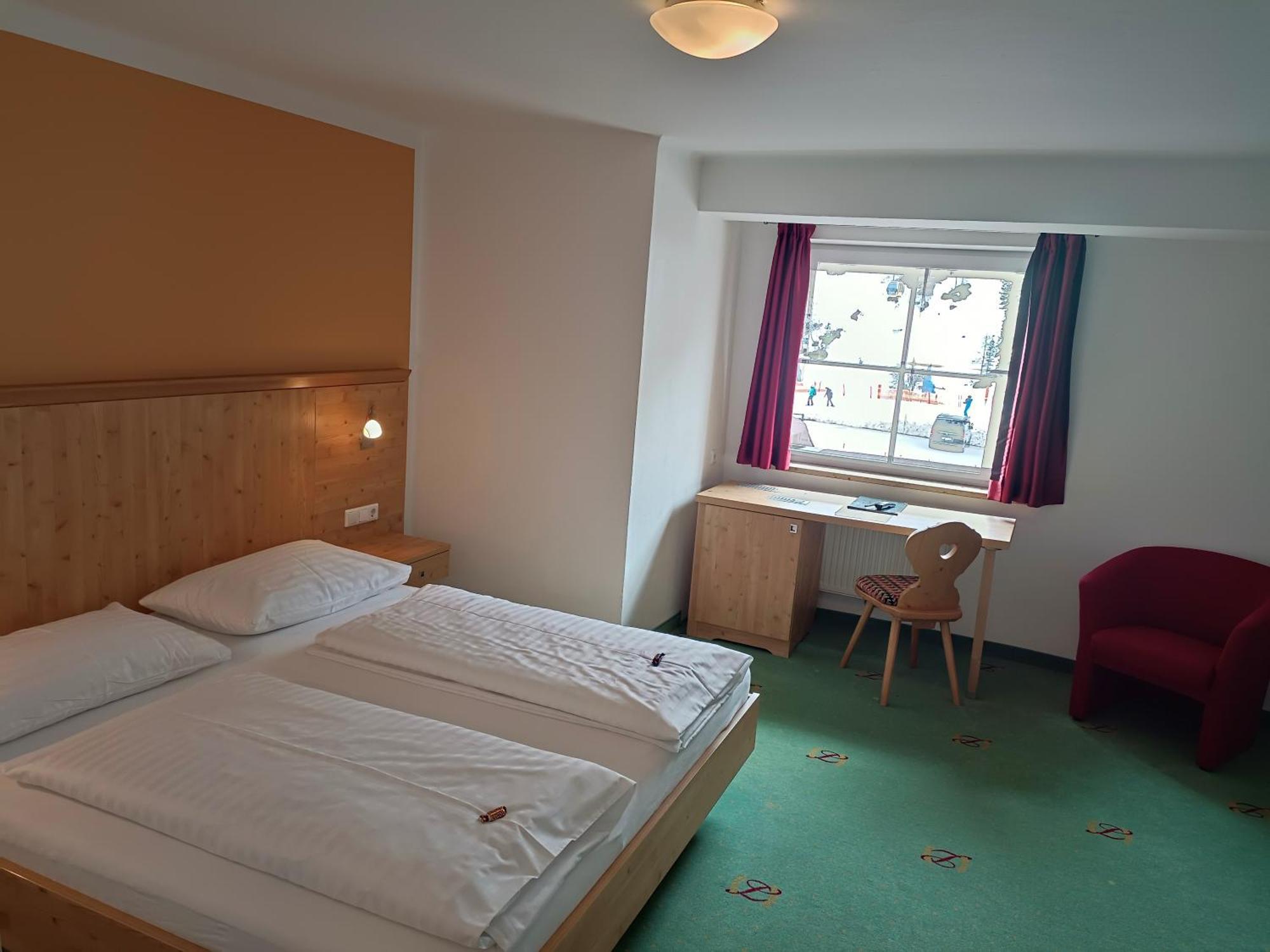 Hotel Gruenwaldkopf オーバータウエルン エクステリア 写真
