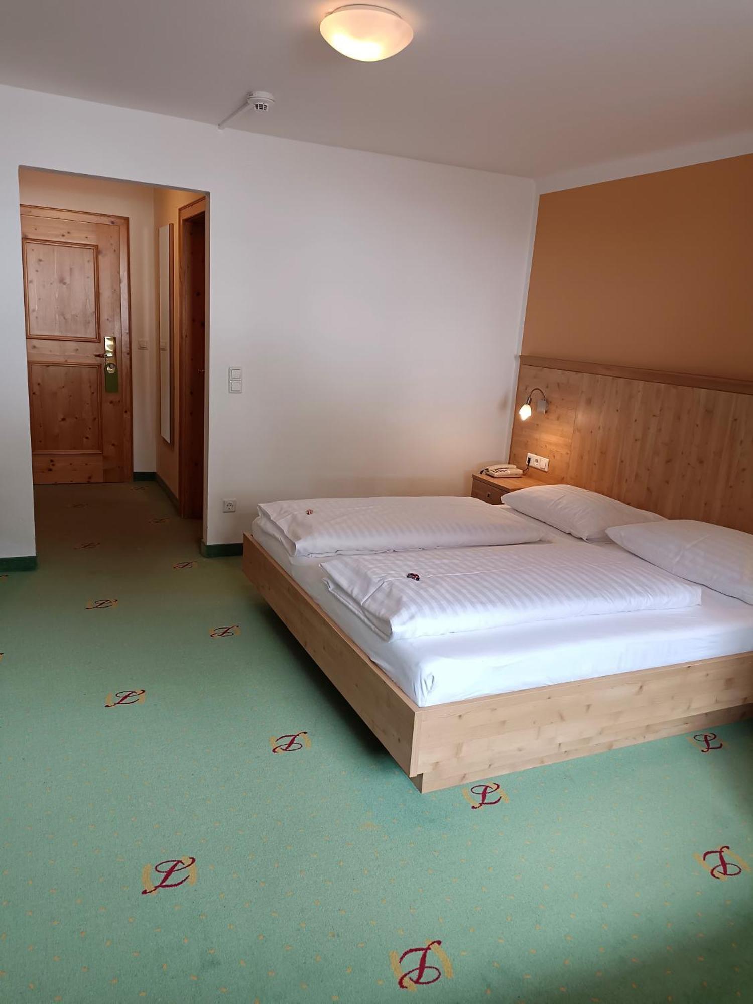 Hotel Gruenwaldkopf オーバータウエルン エクステリア 写真
