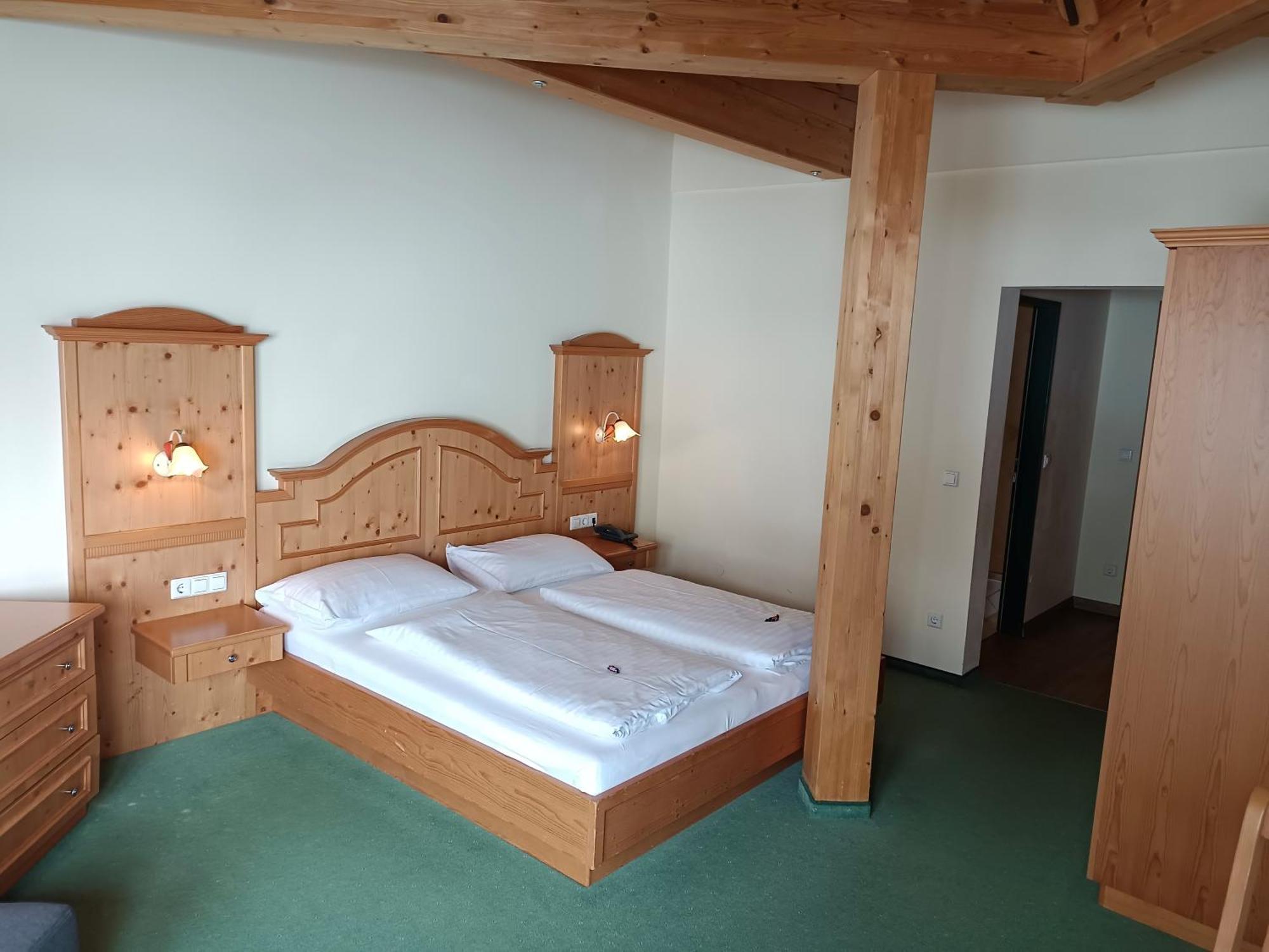 Hotel Gruenwaldkopf オーバータウエルン エクステリア 写真