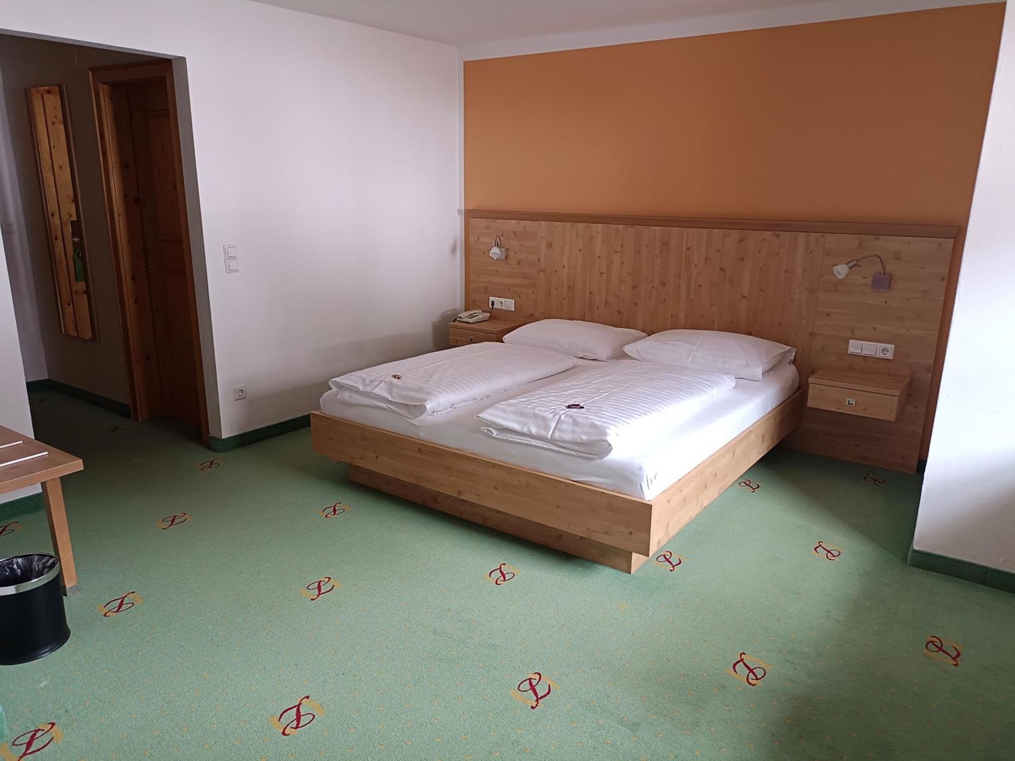 Hotel Gruenwaldkopf オーバータウエルン エクステリア 写真