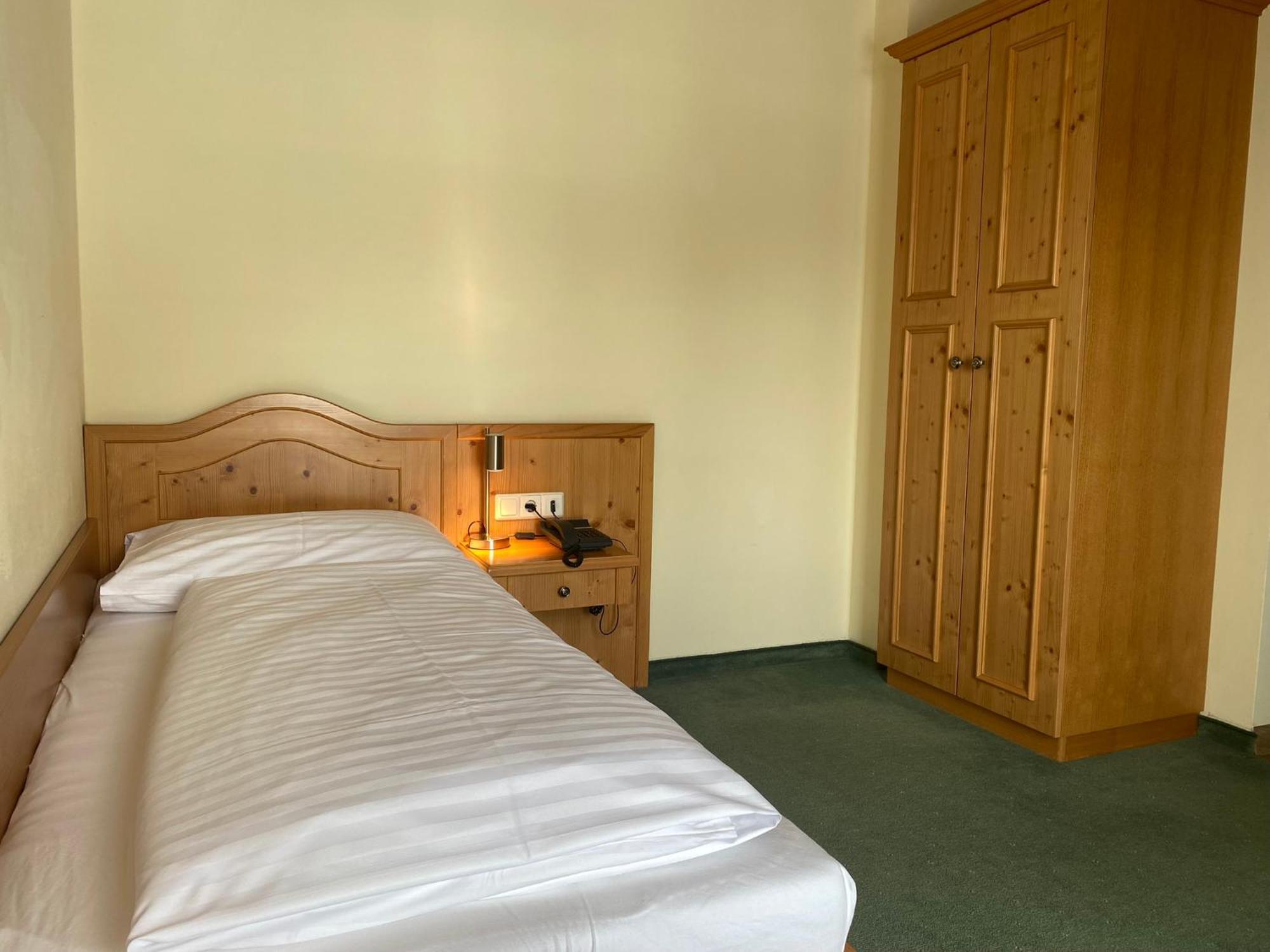 Hotel Gruenwaldkopf オーバータウエルン エクステリア 写真