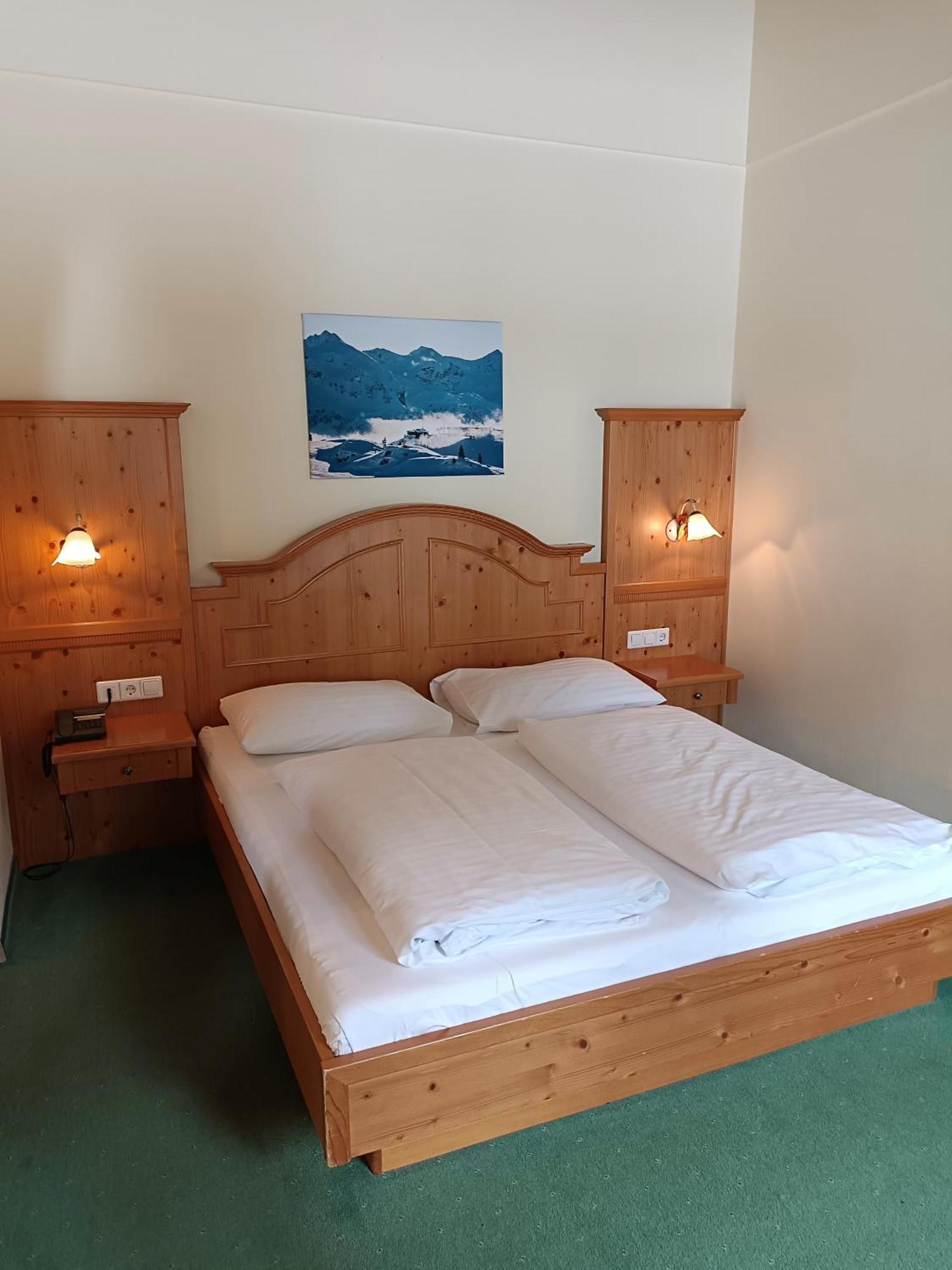 Hotel Gruenwaldkopf オーバータウエルン エクステリア 写真